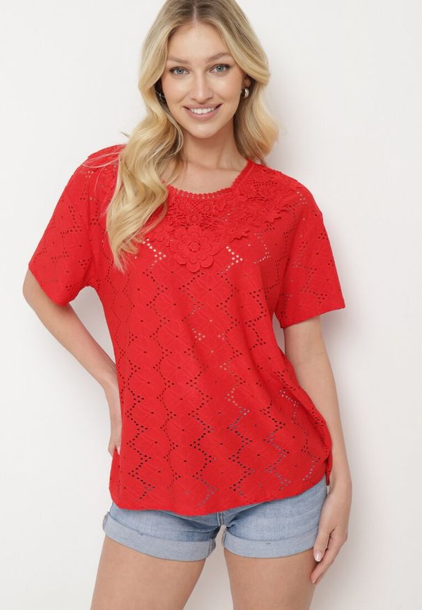 Born2be - Czerwony Klasyczny Ażurowy T-shirt z Krótkim Rękawem Ninnia. Okazja: na spotkanie biznesowe, na co dzień. Kolor: czerwony. Materiał: jeans. Długość rękawa: krótki rękaw. Długość: krótkie. Wzór: ażurowy. Styl: klasyczny