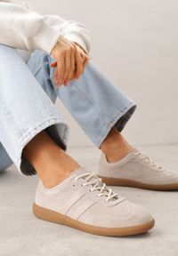 Born2be - Beżowe Skórzane Sneakersy na Płaskiej Podeszwie Ozdobione Paskami Nelavirae. Zapięcie: pasek. Kolor: beżowy. Materiał: skóra. Wzór: aplikacja. Obcas: na płaskiej podeszwie #1