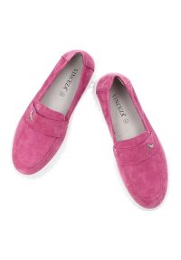 Półbuty damskie Vinceza, cholewka ze skóry naturalnej zamszowej wsuwany fason z ozdobnym elementem zabudowany przód na grubszej podeszwie, różowe, 93. Kolor: różowy. Materiał: skóra, zamsz. Szerokość cholewki: normalna #4