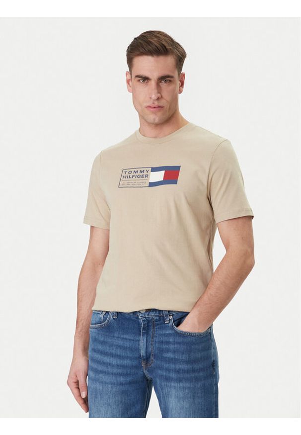 TOMMY HILFIGER - Tommy Hilfiger T-Shirt Brand Love Box MW0MW42366 Beżowy Regular Fit. Kolor: beżowy. Materiał: bawełna
