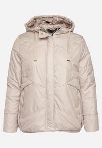 Born2be - Beżowa Kurtka Pikowana z Kapturem Karbia. Okazja: na co dzień. Typ kołnierza: kaptur. Kolekcja: plus size. Kolor: beżowy. Styl: elegancki, casual #3