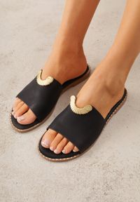 Born2be - Czarne Klapki VICES z Biżuteryjnym Detalem w Kształcie Łuku Himemelle. Okazja: na co dzień, do pracy. Kolor: czarny. Materiał: jeans, len, koronka. Wzór: aplikacja. Styl: casual, klasyczny, elegancki #2