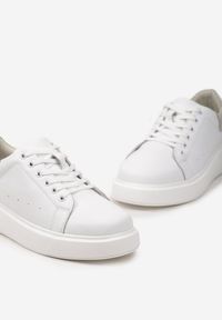 Born2be - Białe Skórzane Sneakersy z Ozdobną Wstawką na Zapiętku Klemicca. Nosek buta: okrągły. Zapięcie: sznurówki. Kolor: biały. Materiał: skóra. Obcas: na obcasie. Wysokość obcasa: niski #3