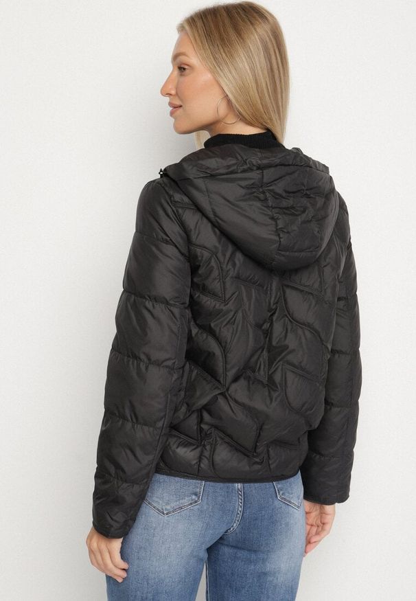 Born2be - Czarna Przejściowa Kurtka z Oryginalnym Pikowaniem i Kapturem Aruvitte. Okazja: na co dzień, na spacer. Kolor: czarny. Materiał: jeans, poliester. Styl: casual