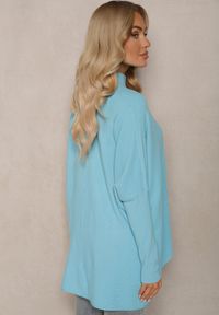 Renee - Jasnoniebieski Sweter Nietoperz z Dłuższym Tyłem i Półgolfem Vitirae. Okazja: na co dzień. Kolor: niebieski. Materiał: jeans. Długość: długie. Styl: elegancki, casual #5