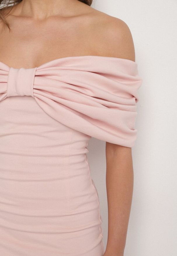 Born2be - Różowa Taliowana Sukienka Dopasowana z Odsłoniętymi Ramionami i Drapowaniem Palamiria. Okazja: na randkę, na imprezę. Kolor: różowy