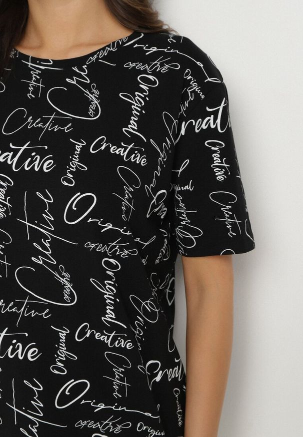 Born2be - Czarny T-shirt Oversize z Bawełny Zdobiony Nadrukiem Sinelra. Okazja: na co dzień. Kolor: czarny. Materiał: bawełna. Wzór: aplikacja, nadruk. Styl: klasyczny, casual, elegancki