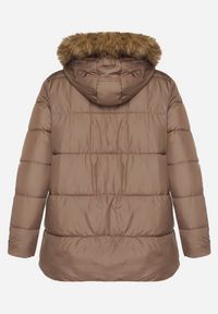 Born2be - Brązowa Kurtka z Pikowanymi Przeszyciami i Kapturem z Futerkiem Anavite. Okazja: na co dzień, na spacer. Kolekcja: plus size. Kolor: brązowy. Materiał: futro. Styl: casual