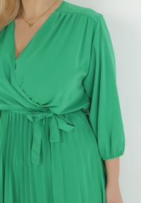 Born2be - Zielona Plisowana Sukienka Maxi z Kopertowym Dekoltem i Wiązaniem w Talii Lariah. Kolekcja: plus size. Kolor: zielony. Materiał: materiał. Typ sukienki: kopertowe. Długość: maxi #5