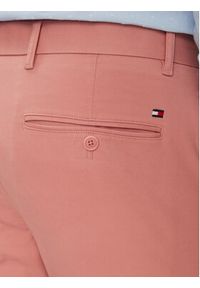 TOMMY HILFIGER - Tommy Hilfiger Chinosy Bleecker MW0MW26619 Różowy Slim Fit. Kolor: różowy. Materiał: bawełna #4