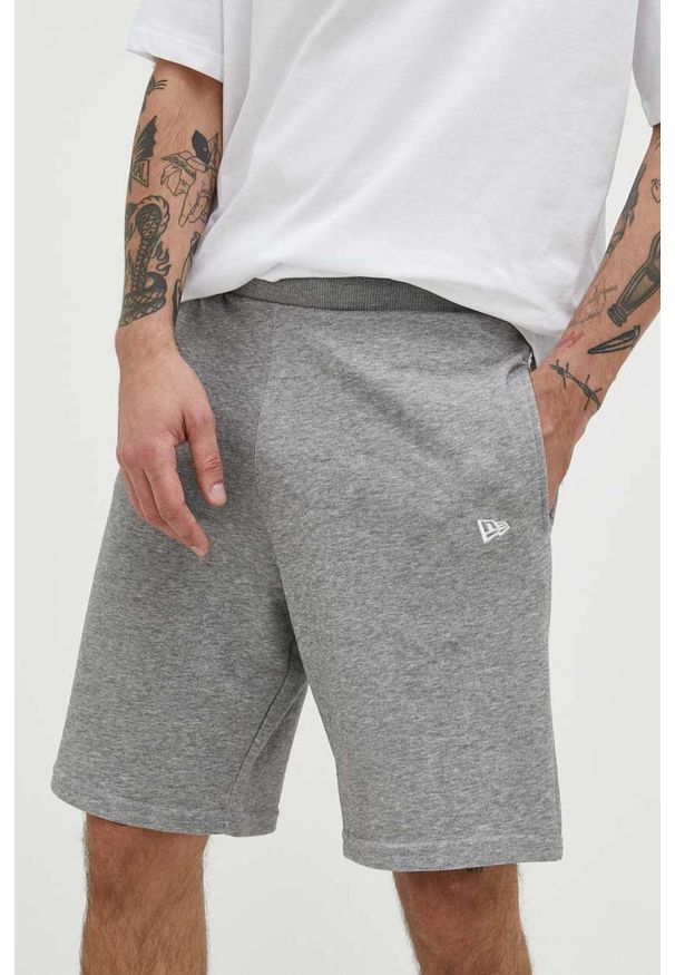 New Era szorty męskie kolor szary melanżowe. Kolor: szary. Materiał: dzianina. Wzór: melanż