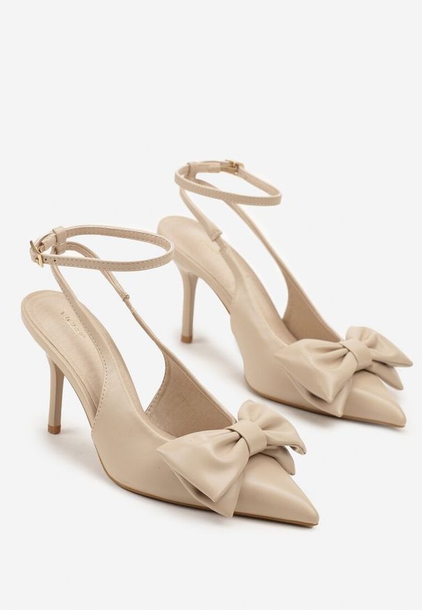 Renee - Ciemnobeżowe Sandały Vices na Szpilce Slingback Ozdobione Kokardą Tilvanea. Okazja: na co dzień. Zapięcie: sprzączka. Kolor: beżowy. Wzór: aplikacja. Obcas: na szpilce. Styl: elegancki, casual