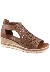 Skórzane komfortowe sandały damskie na koturnie zabudowane brązowe Remonte D3056-24. Kolor: brązowy. Materiał: materiał, skóra ekologiczna. Obcas: na koturnie #8
