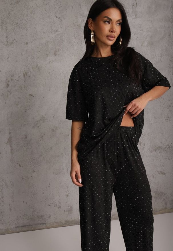 Renee - Czarny Oversizowy Komplet Zdobiony Cyrkoniami T-shirt i Spodnie Arnateia. Kolor: czarny. Wzór: aplikacja