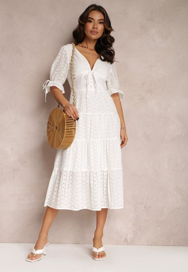 Renee - Biała Sukienka Evonia. Kolor: biały. Wzór: haft, aplikacja. Typ sukienki: rozkloszowane. Styl: boho. Długość: midi