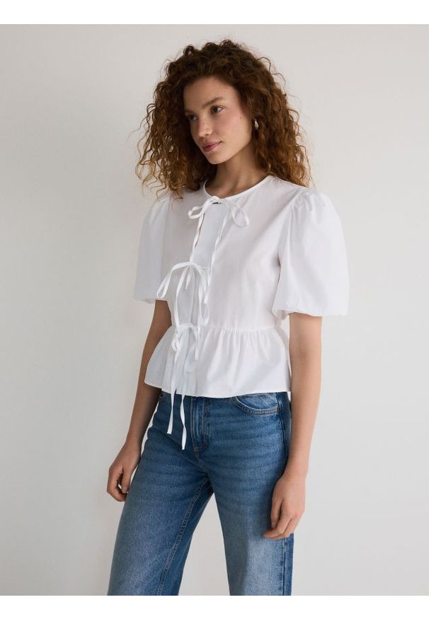 Reserved - Bluzka z wiązaniem - biały. Kolor: biały. Materiał: bawełna