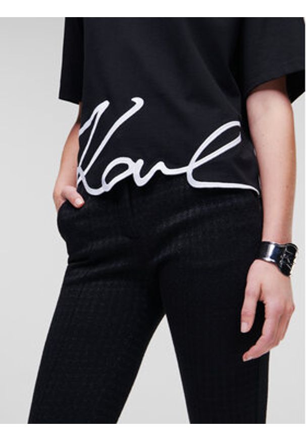 Karl Lagerfeld - KARL LAGERFELD T-Shirt Signature Hem 226W1703 Czarny Relaxed Fit. Typ kołnierza: dekolt w karo. Kolor: czarny. Materiał: bawełna