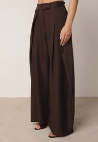 Born2be - Brązowe Spodnie Garniturowe z Szerokimi Nogawkami i Zakładkami w Talii Savara. Okazja: do pracy, na co dzień, na spotkanie biznesowe. Stan: podwyższony. Kolor: brązowy. Styl: elegancki, biznesowy, casual #7