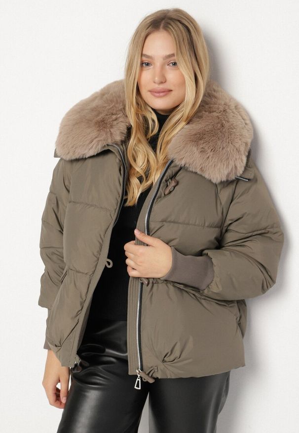 Born2be - Ciemnozielona Puchowa Kurtka Pikowana z Futrzanym Kołnierzem Lanivela. Okazja: na co dzień, na spotkanie biznesowe, do pracy. Kolekcja: plus size. Kolor: zielony. Materiał: futro, puch. Styl: biznesowy, casual