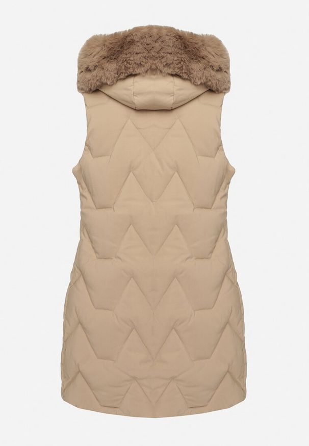 Born2be - Beżowa Kamizelka Pikowana z Futerkiem i Kapturem Innarella. Okazja: na co dzień, do pracy. Kolor: beżowy. Materiał: futro. Styl: casual, elegancki
