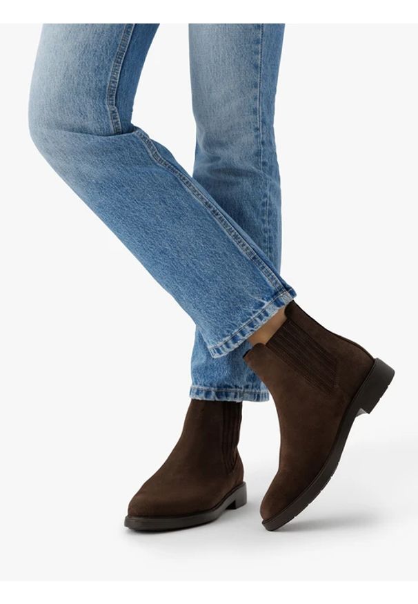 Ryłko - Brązowe ocieplane sztyblety ze skóry welurowej. Wysokość cholewki: za kostkę. Nosek buta: okrągły. Kolor: brązowy. Materiał: skóra, welur. Szerokość cholewki: normalna. Styl: klasyczny, street