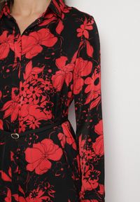 Born2be - Czarno-Czerwona Koszulowa Sukienka z Wiskozą w Kwiatowy Wzór z Dodatkowym Paskiem Ninira. Okazja: na spacer, na co dzień. Kolor: czarny. Materiał: wiskoza. Wzór: kwiaty. Typ sukienki: koszulowe. Styl: elegancki, casual, klasyczny #4
