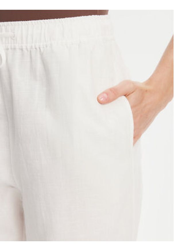 Mustang Spodnie materiałowe Tuscaloosa 1016583 Biały Wide Fit. Kolor: biały. Materiał: bawełna