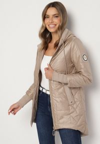 Born2be - Ciemnobeżowa Pikowana Kurtka z Kapturem i Przedłużonym Tyłem Tulara. Okazja: na co dzień. Typ kołnierza: kaptur. Kolor: beżowy. Materiał: jeans. Wzór: aplikacja. Styl: casual, elegancki #4