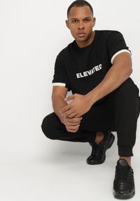 Born2be - Czarna Koszulka T-shirt z Napisem ELAVATED Kolianis. Okazja: na co dzień. Kolor: czarny. Wzór: napisy. Styl: klasyczny, casual #6