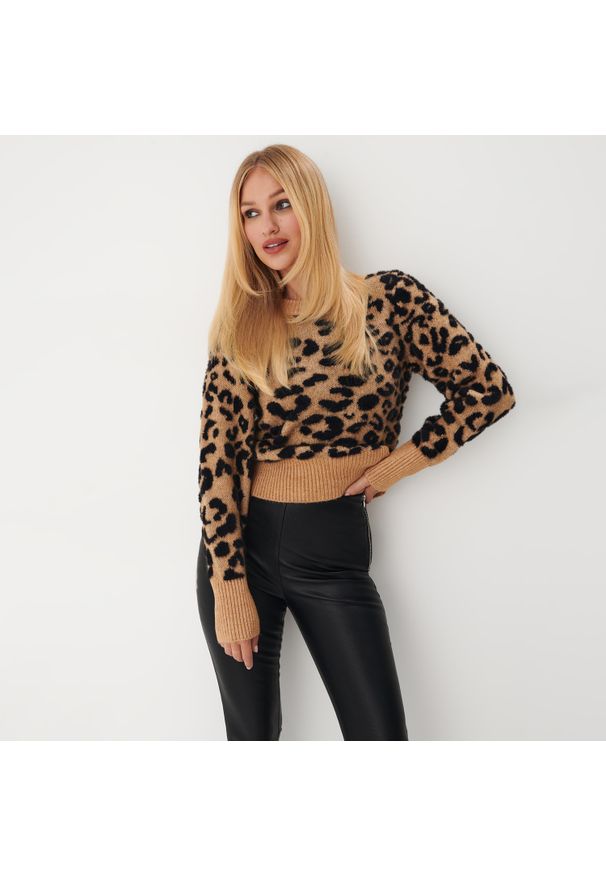 Mohito - Sweter w panterkę - Beżowy. Kolor: beżowy. Wzór: motyw zwierzęcy