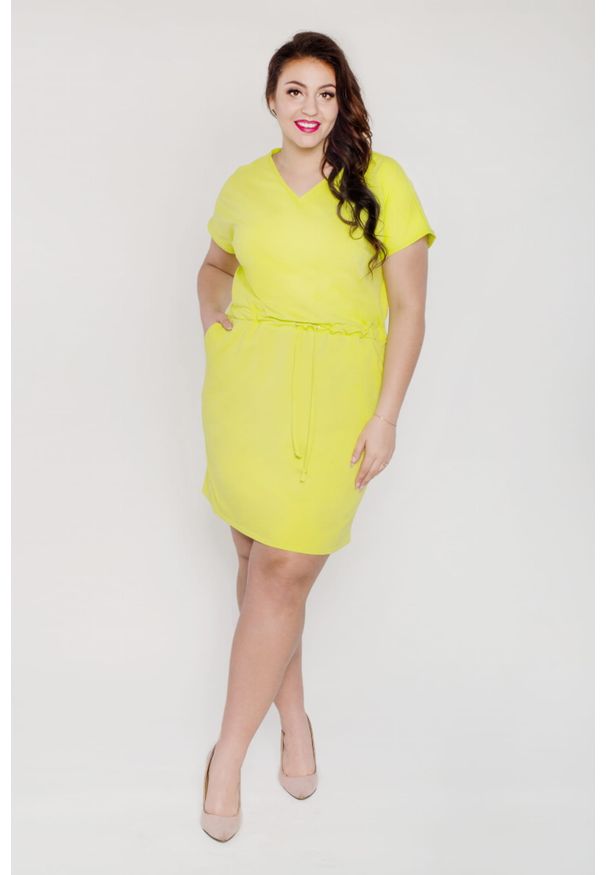 Moda Size Plus Iwanek - Limonkowa dresowa wiązana sukienka z trokami OVERSIZE PLUS SIZE wiosna lato. Typ kołnierza: dekolt w serek. Kolekcja: plus size. Materiał: dresówka. Wzór: gładki. Sezon: wiosna, lato. Typ sukienki: oversize, dla puszystych. Styl: sportowy