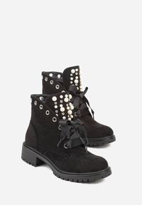 Renee - Czarne Botki z Imitacji Zamszu z Ozdobnymi Sznurówkami Perłami i Cyrkoniami Jovilda. Okazja: na co dzień. Kolor: czarny. Materiał: zamsz. Wzór: aplikacja. Obcas: na obcasie. Styl: casual, rockowy. Wysokość obcasa: średni #7