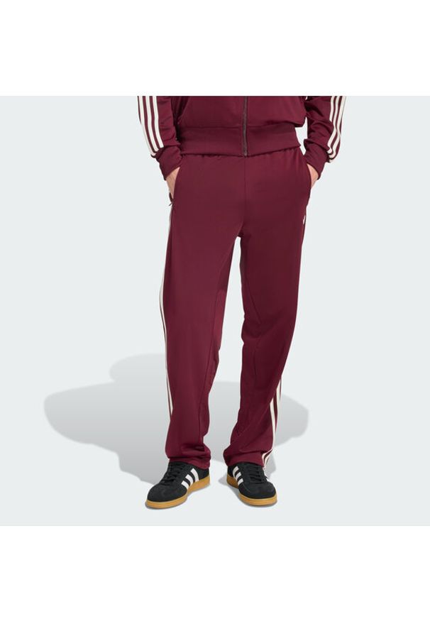 Adidas - adidas Spodnie dresowe KE1651 Bordowy Regular Fit. Kolor: czerwony. Materiał: syntetyk