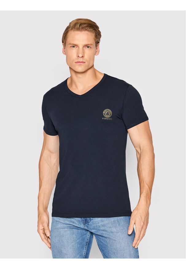VERSACE - Versace T-Shirt Scollo AUU01004 Granatowy Regular Fit. Kolor: niebieski. Materiał: bawełna
