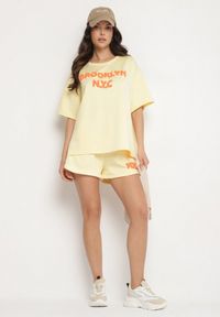 Born2be - Żółty Komplet Oversize z Wiskozą T-shirt i Szorty z Nadrukiem Liravella. Kolor: żółty. Materiał: wiskoza. Wzór: nadruk #3