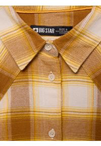 Big-Star - Koszula damska flanelowa z wiskozy w kratę żółto-brązowa Dreni 201. Okazja: na co dzień. Typ kołnierza: kołnierzyk klasyczny. Kolor: żółty. Materiał: wiskoza. Wzór: kratka. Styl: klasyczny, casual, elegancki