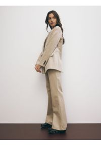 Reserved - Sztruksowe spodnie flare - beżowy. Kolor: beżowy. Materiał: sztruks #1