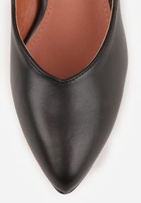 Renee - Czarne Czółenka Vices na Słupku z Wkładką ze Skóry Naturalnej z Metaliczną Ozdobą Mixin. Okazja: na spotkanie biznesowe, do pracy. Kolor: czarny. Materiał: skóra. Wzór: aplikacja. Obcas: na słupku. Styl: biznesowy, elegancki #4