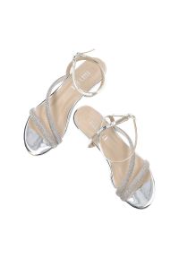 Srebrne Sandały Bayla Eleganckie Płaskie Buty. Okazja: na imprezę. Zapięcie: pasek, sprzączka. Kolor: srebrny. Materiał: lakier, skóra ekologiczna. Wzór: paski, aplikacja. Sezon: lato. Obcas: na obcasie. Styl: elegancki #7