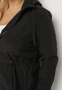 Born2be - Czarna Kurtka Parka z Odpinanym Kapturem Delavin. Okazja: na co dzień. Kolekcja: plus size. Kolor: czarny. Materiał: jeans. Styl: casual, klasyczny #4
