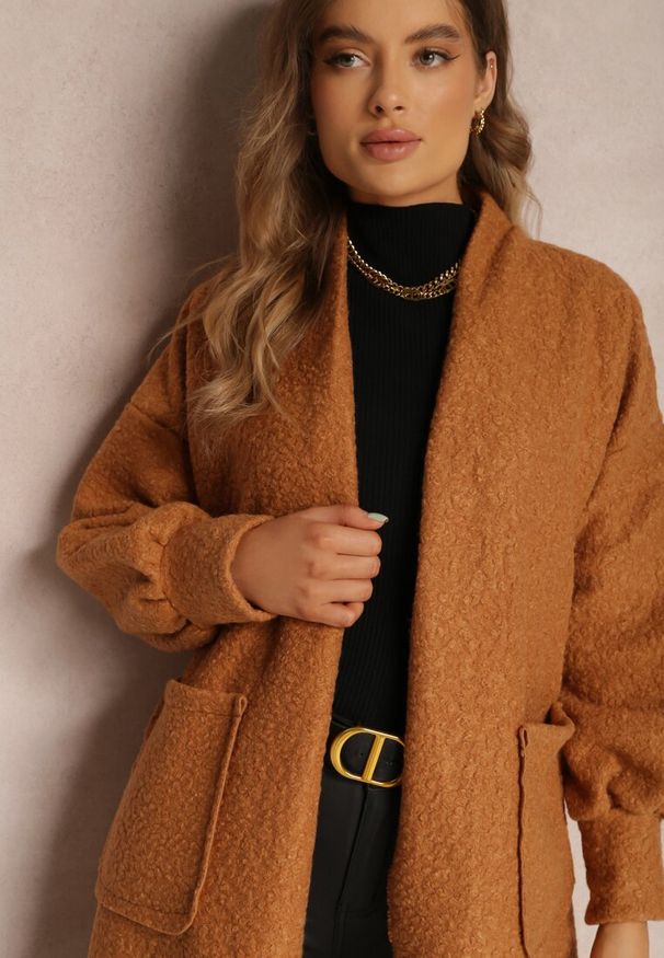 Renee - Jasnobrązowy Płaszcz Boucle Niezapinany Cango. Okazja: na co dzień. Kolor: beżowy. Materiał: tkanina, jeans. Długość rękawa: długi rękaw. Długość: długie. Styl: elegancki, casual