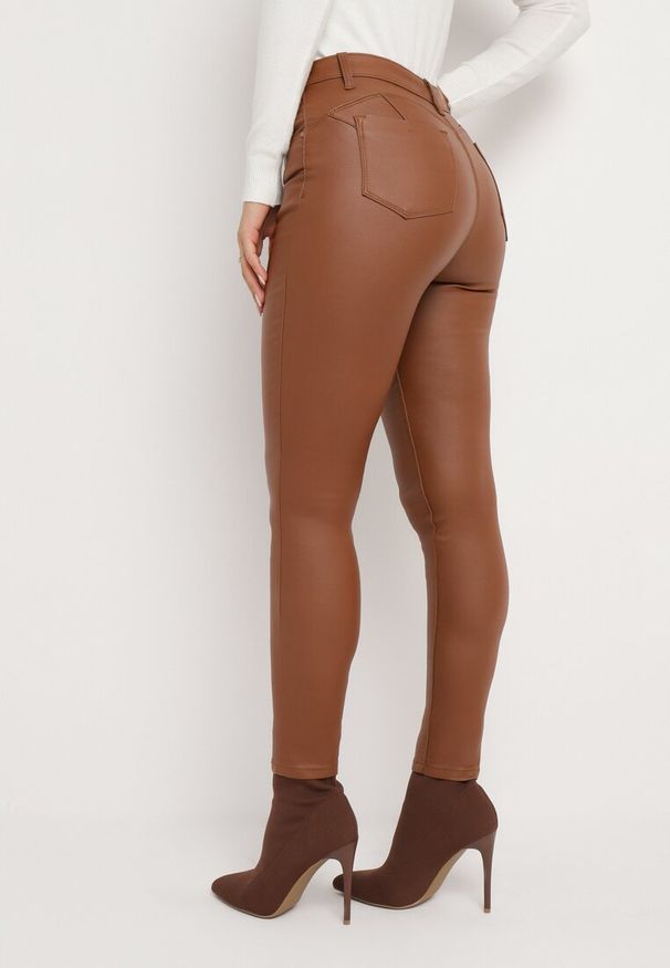 Born2be - Brązowe Spodnie Skinny z Ekoskóry o Fasonie Push Up Nanseni. Kolor: brązowy. Materiał: skóra