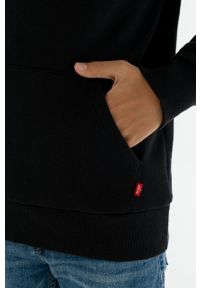 Levi's® - Levi's Bluza dziecięca kolor czarny z kapturem z nadrukiem. Okazja: na spotkanie biznesowe. Typ kołnierza: kaptur. Kolor: czarny. Materiał: dzianina. Wzór: nadruk. Styl: biznesowy #2