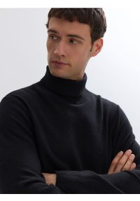 Reserved - Golf z kaszmirem - czarny. Typ kołnierza: golf. Kolor: czarny. Materiał: kaszmir #1