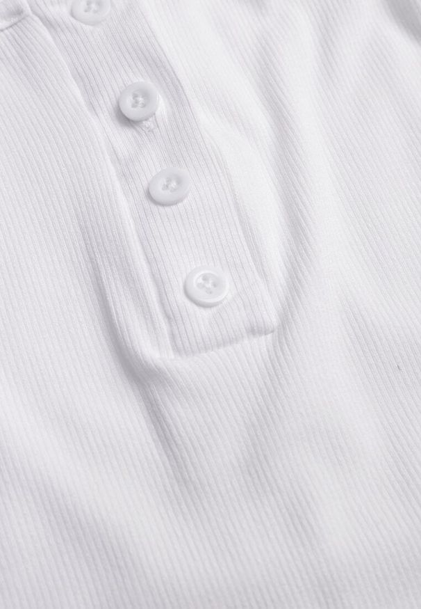 Renee - Biały Prążkowany Top na Ramiączkach z Bawełny z Guzikami Bernesa. Okazja: na co dzień. Kolor: biały. Materiał: bawełna, prążkowany. Długość rękawa: na ramiączkach. Styl: casual