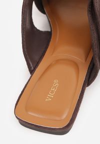 Born2be - Ciemnobrązowe Klapki Mule Vices Zdobione Supłem Lavisse. Kolor: brązowy. Materiał: len, jeans. Wzór: aplikacja. Obcas: na płaskiej podeszwie. Styl: klasyczny #6