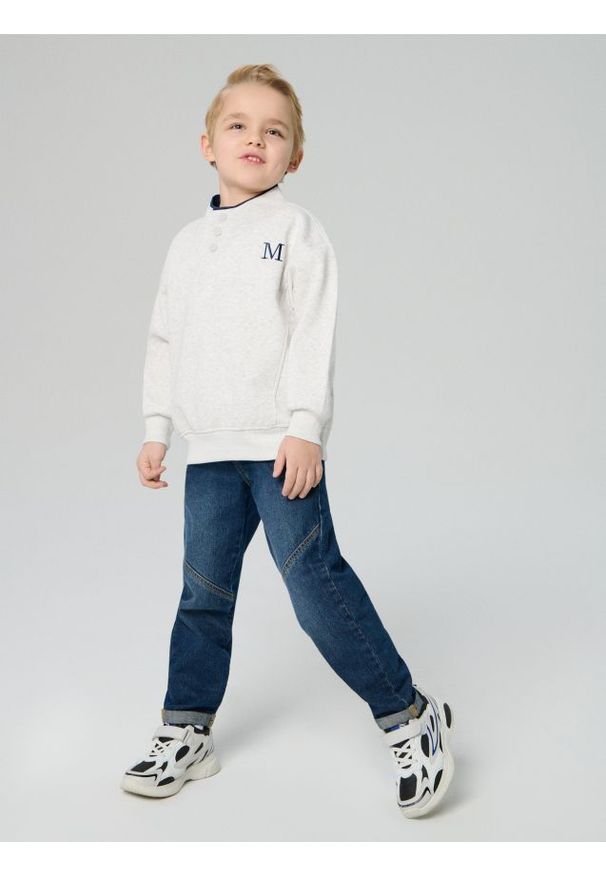 Sinsay - Jeansy chino z efektem sprania - granatowy. Kolor: niebieski