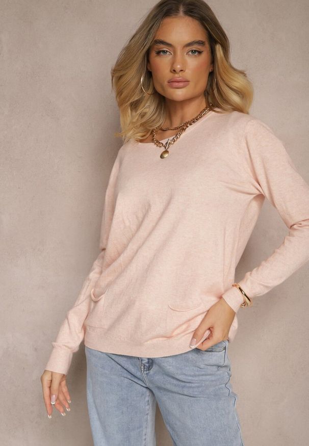 Renee - Jasnoróżowy Sweter z Kaszmirem Ozdobiony Kieszeniami Saniswena. Kolor: różowy. Materiał: kaszmir. Długość rękawa: długi rękaw. Długość: długie. Wzór: aplikacja. Styl: elegancki, klasyczny