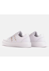 Marco Shoes Lekkie sneakersy ze złotymi ćwiekami białe. Kolor: biały