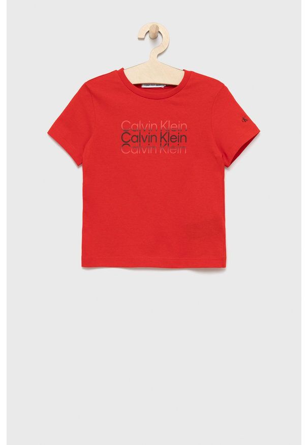 Calvin Klein Jeans t-shirt bawełniany dziecięcy kolor czerwony z nadrukiem. Okazja: na co dzień. Kolor: czerwony. Materiał: bawełna. Wzór: nadruk. Styl: casual